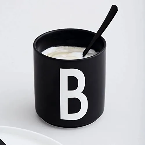 Design Letters Personalisierte Tasse Schwarz in schwarz von DESIGN LETTERS