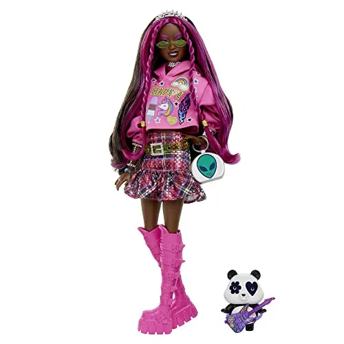 Barbie Extra, Schwarze schwarzem Haar und rosa Strähnchen, Rockstar Pandabär, Sonnenbrille, rosa Stiefel, Alien-Tasche, Aufkleber, inkl Puppe, Geschenke für Kinder ab 3 Jahren,HKP93