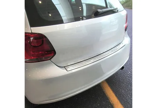 OMAC Ladekantenschutz für VW Polo 6R 2009-2017 - Robuster Edelstahl-Ladekantenschutz für VW Polo 6R, schützt vor Kratzern und Stößen, einfache Montage ohne Bohren, elegantes Design für eine optimale Passform.