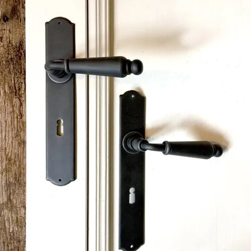 Dückergarnitur für Zimmertüren - Elegantes Design | BB72 | Schwarz - Elegante Drückergarnitur für Zimmertüren im Landhausstil. Diese hochwertige Garnitur überzeugt durch ihre stilvolle Farbgebung und passt perfekt zu modernen sowie antiken Innentüren. Komplettset mit 2 Klinken und 2 Langschildern.