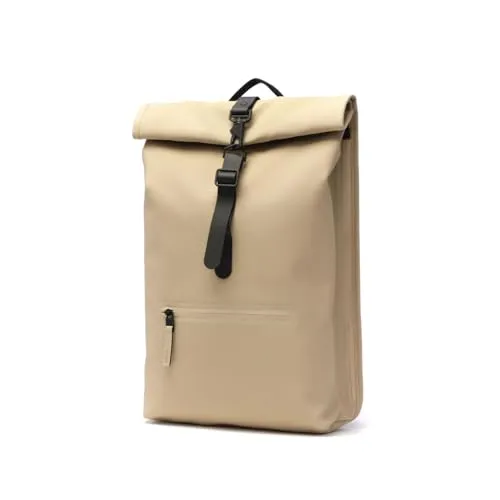 Rains Rolltop Rucksack | Beige RAINS-13320-133 - Stylischer Rolltop Rucksack aus hochwertigem Polyurethan und Polyester. Ideal für den täglichen Gebrauch, schützt deine Sachen vor Regen und bietet viel Stauraum.