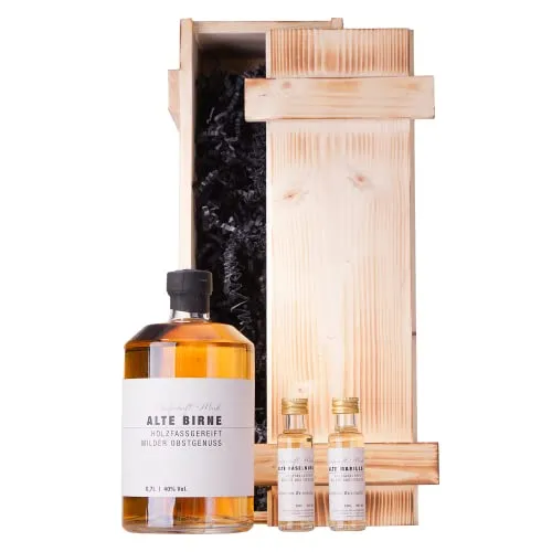Grafschaft Mark Alte Birne Schnaps Geschenkset | 1x 0,7 L & 2x 0,02 L | 40% Alkohol | edle Holzbox mit Birnenbrand, Marillenbrand, Haselnussbrand | Obstler im Holzfass gelagert | Schnaps Geschenk