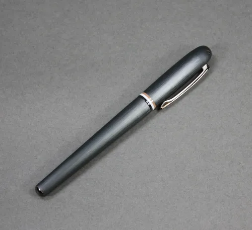 Hugo Boss Contour Iconic Tintenroller HSH3415D - Eleganter Tintenroller in Schwarz, Modell Contour Iconic, ideal als Geschenk in stilvoller Geschenkbox.