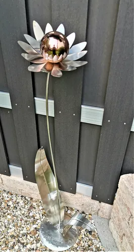 Skulptur Blume Palermo aus Edelstahl in golden rose, 120cm - Wetterfeste Gartendeko in modernem Design. Ideal für Balkon, Blumenbeet oder Veranda. Hochwertiges Edelstahl-Material sorgt für Langlebigkeit und stilvolle Akzente im Außenbereich.