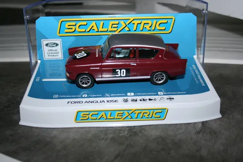 Scalextric C4546 Ford Anglia 105E-Broadspeed - Kastanienbraun, detailgetreues Slotcar für realistische Rennsimulationen und kompatibel mit ARC-Systemen