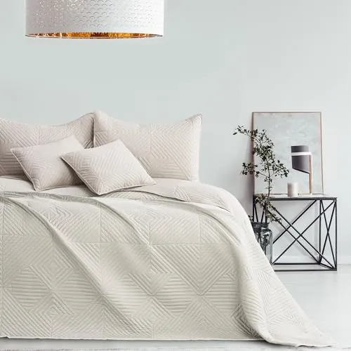 RESTILO Tagesdecke 220x240 cm Creme Hellbeige - Vielseitige Bettüberwurf aus pflegeleichtem Polyester mit zweiseitiger Ultrasonic-Steppung. Ideal für Bett, Sofa oder als Picknickdecke – praktische Eleganz für jeden Wohnbereich.
