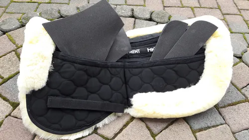 HKM Lammfell Korrektur Sattelkissen mit Memory Foam Pads - Sattelunterlagen mit 4 Memory Foam Pads für optimalen Komfort, aus echtem Lammfell in natürlicher Farbe, ideal für englisches Reiten.