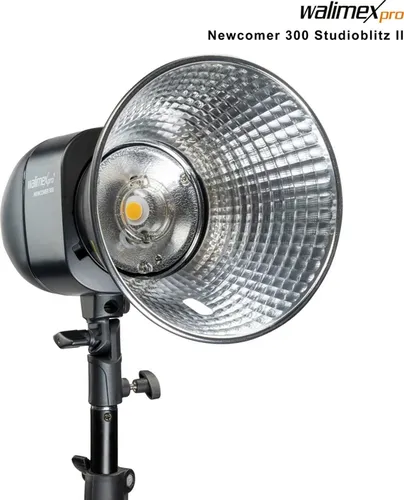 Walimex pro Newcomer 300 II Studioblitz, LED Studiolicht - Professioneller Studioblitz mit 300 W und LED-Licht für optimale Beleuchtung, ideal für Fotografen und Videografen in jedem Studio.