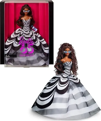 Barbie Signature-Puppe 65. Jubiläum HRM59 - Exklusive Sammelpuppe zum 65. Jubiläum mit geflochtenen Haaren, eleganter schwarz-weißer Robe und funkelnden Saphir-Ohrringen – ein Must-Have für Barbie-Fans und Sammler!