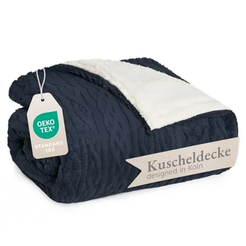 Blumtal Kuscheldecke 220x240 cm mit Zopfstrick-Optik - Oeko-TEX zertifizierte Mikrofaser Fleecedecke mit weicher Sherpa-Innenseite - Kuscheldecke flauschig - Dicke Sofa Decken in Dunkelblau und Weiß