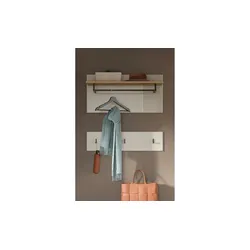 Garderobenpaneel Slide – xonox.home in Kaschmir und Evoke Oak - Kommoden & Sideboards: Praktisches Garderobenpaneel Slide mit 3 Haken und Ablagefläche, ideal für kleine Flure – zeitloses Design und platzsparend.