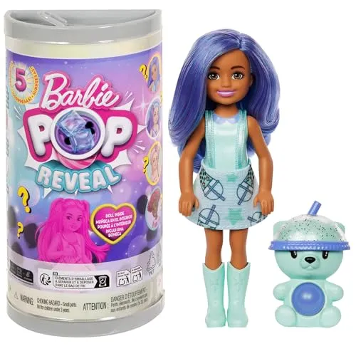 Barbie Chelsea Pop Reveal Bubble-Tea-Serie, Puppe mit Verpackung im Teedosendesign und 5 Überraschungen, darunter eine duftende kleine Puppe und ein Pop-it-Tier (Stile können abweichen), HRK63