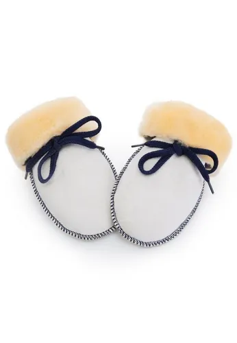 Niedliche Baby Lammfell-Fäustlinge von CHRIST - Unisex (für Jungen, Mädchen, Kleinkind, Kinder bis 18 Monate) mit Verbindungs-Band, warme Winter-Handschuhe in beige mit blauem Garn