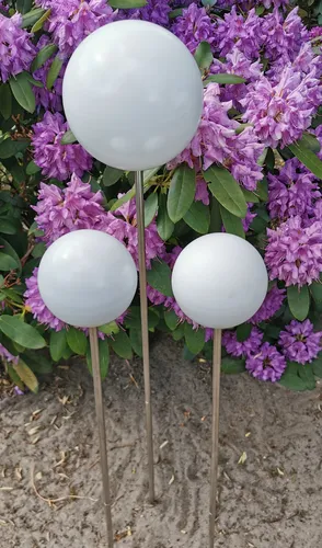 Rosenkugel 3er Set aus Edelstahl - 15-10-10 cm, weiß matt gebürstet mit 80 cm Stab - Elegantes 3er Set aus wetterfesten Rosenkugeln für den Innen- und Außenbereich. Ideal für Balkon, Blumenbeet und Veranda. Stilvolle Deko mit modernem Design und einfacher Pflege.