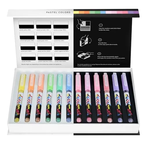 KARIN Marker PIGMENT decobrush Pastel Colors 12er Set - Schreibutensilien mit 12 Pastell-Markern in einem eleganten Etui, ideal für kreative Projekte auf verschiedenen Oberflächen – opake, ungiftige Acrylfarben mit flexibler Spitze für präzise Anwendungen.