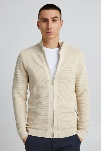 !Solid Strickjacke SDNicklas mit Reißverschluss - Entdecke die !Solid Strickjacke SDNicklas, ideal für jeden Anlass. Die feine Strickstruktur sorgt für hohen Tragekomfort, während der Reißverschluss vielseitige Styling-Optionen bietet. Perfekt kombinierbar mit Jeans oder Stoffhosen.