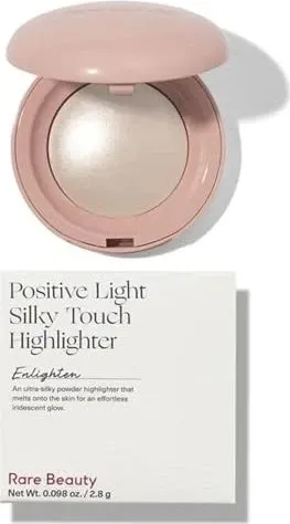 Rare Beauty Silky Touch Highlighter | Enlighten 2.8g - Make-up Highlighter mit seidigem Finish für einen strahlenden Teint, ideal für ein natürliches leuchtendes Aussehen.