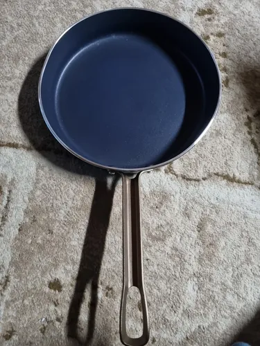 Alessi Bratpfanne Edo - ø 28 cm von Patricia Urquiola - Hochwertige Pfanne mit PFOA-freier Antihaftbeschichtung, ideal für müheloses Braten und einfaches Reinigen. Perfekt für die moderne Küche!