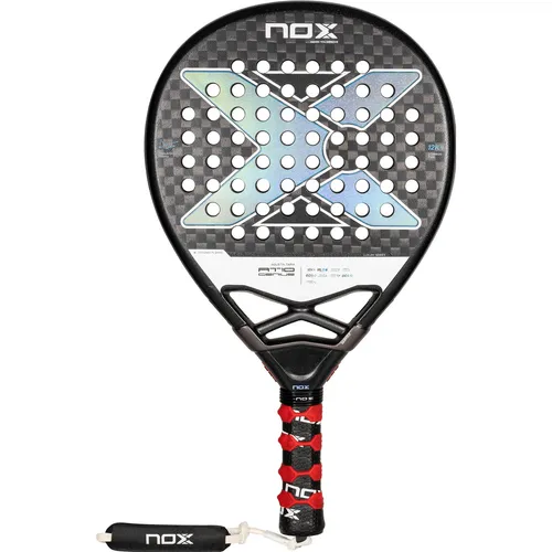 nox At10 Genius 12k Agustín Tapia 2024 - Hochwertiger Tennisschläger - Tennisschläger mit Teardrop-Design für optimale Kraft und Kontrolle. Carbonstruktur und spezieller MLD Black EVA-Kern sorgen für ein hervorragendes Spielgefühl.