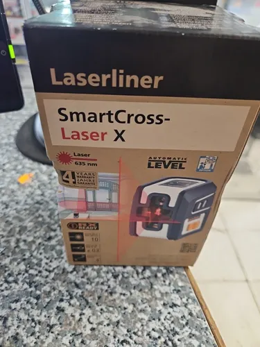Laserliner Kreuzlinienlaser SmartCross-Laser X - Selbstnivellierender Laser für präzise Nivellierarbeiten mit 1 Horizontallinie und 1 Vertikallinie, ideal für Profis und Heimwerker. Aus recyceltem Kunststoff gefertigt.