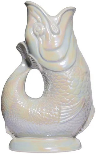 Gluckigluck Wasserkaraffe, handgefertigt im ikonischen Fisch-Design - Die Gluckigluck Karaffe aus England begeistert mit ihrem charmanten Gluckergeräusch und einem eleganten Perlmutt-Schimmer. Ideal für jeden Anlass, bringt sie stilvolle Akzente auf den Tisch und in Ihr Zuhause.