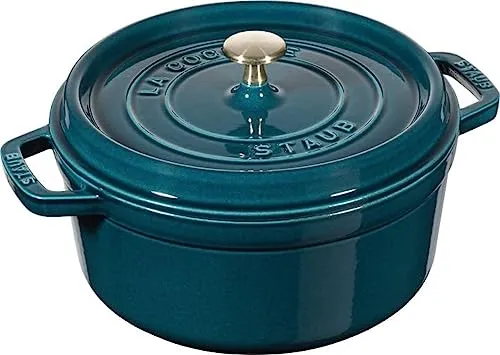 STAUB Gusseisen Bräter/Cocotte 28 cm - La Mer - Runder Kasserollen Bräter aus emailliertem Gusseisen mit 6,7 L Volumen und Aromaregen Funktion für saftige Ergebnisse. Ideal für alle Herdarten und Backofen, inklusive Induktion.