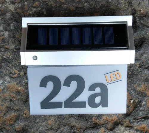 REV Solar-LED Hausnummernleuchte Quattroline 00671010 - Moderne Solarleuchte für Hausnummern mit automatischer LED-Beleuchtung bei Dunkelheit. Ideal für Akzentbeleuchtung, spritzwassergeschützt und inklusive Zahlensätze für individuelle Gestaltung.