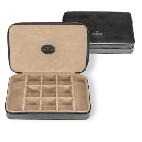 Windrose Charmbox Merino in Schwarz - Elegante Charmbox für die sichere Aufbewahrung Ihrer Schmuckstücke. Handgefertigt mit Liebe zum Detail und aus hochwertigem Feinsynthetik. Ideal für Charms und Anhänger – stilvoll und funktional.