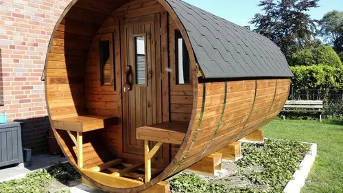 Holzfassauna Tonnensauna für 8 Personen - Fasssauna für den Außenbereich mit einem Durchmesser von 2,27 m und Holzverbrennung. Ideal für entspannende Wellnessmomente mit Familie und Freunden.