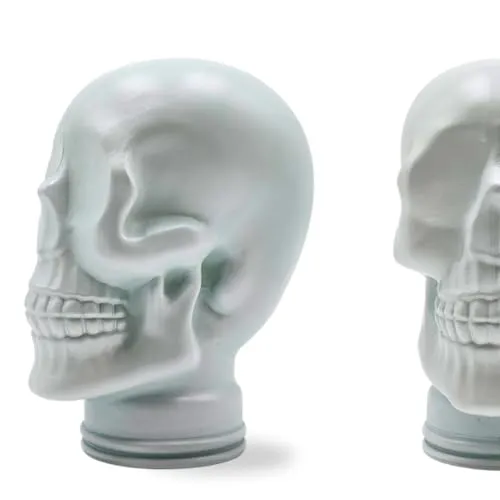 DESIGN DELIGHTS Stabiler Glaskopf Totenkopf - Stilvoller Kopfhörerständer & Deko-Schädel - Auffälliger Totenkopf aus Glas – ideal als Kopfhörerständer oder dekoratives Highlight. Schwer und standfest für sicheren Halt. Wähle zwischen verschiedenen Finishes, um deinem Raum eine individuelle Note zu verleihen.