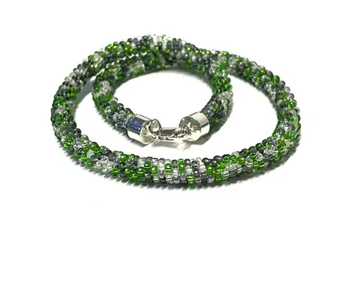 Halskette gehäkelt mit Glasperlen aus 925 Silber – Bunt und Einzigartig - Stilvolle Halskette aus 925er Sterlingsilber, handgehäkelt mit bunten Glasperlen. Perfekt für jeden Anlass und ein echter Blickfang!