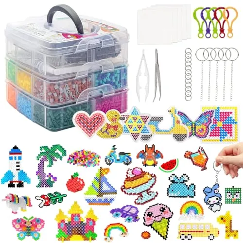 KOOSREEL Bügelperlen Set 11000 Stück - Bastelset mit 11000 Steckperlen in 24 Farben und praktischer Aufbewahrungsbox. Ideal für kreative Projekte, fördert die Fantasie und Feinmotorik von Kindern.