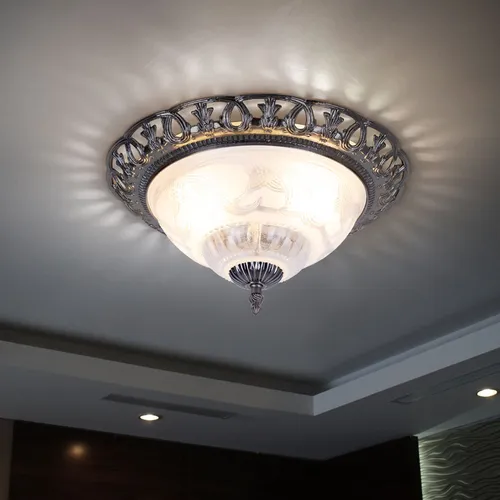 Antike Deckenlampe in Weiß und Silber, 2-flammig - Lampen - Diese elegante Deckenleuchte kombiniert antikes Design mit modernem Komfort und bietet die Möglichkeit, individuell über Lichtstärke und -farbe zu entscheiden.