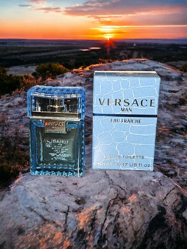 Versace Man Eau Fraîche Herren Miniatur Parfum - Eau de Toilette für Herren mit langanhaltendem Duft von Bergamotte und Sandelholz, ideal für unterwegs und Sammler. Inhalt: 5 ml.