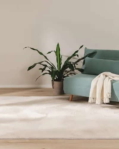 benuta Basic Kunstfaser Fellteppich Furry - Beige 80x150 cm - Teppich mit Anti-Rutsch-Rückseite, ideal für Wohnzimmer und Schlafzimmer. Waschbar und perfekt für Fußbodenheizung, sorgt für eine warme Atmosphäre ohne Kompromisse.