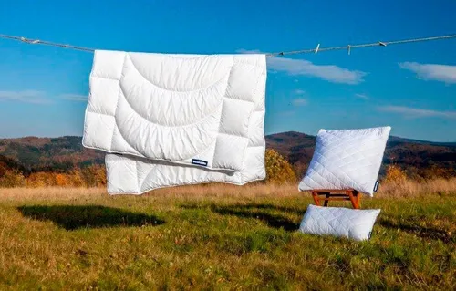 Dunlopillo Home Ganzjahresdecke 155x220 cm - Weich und Atmungsaktiv - Bettdecke für ganzjährigen Komfort mit innovativer Feuchtigkeitstransport-Technologie für ein optimales Schlafklima und hygienische Waschbarkeit bei 60°.