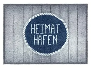 Hochwertige Brush Fußmatte Heimathafen 50x70cm - Rutschfeste Schmutzfangmatte für drinnen und draußen, die Schmutz und Feuchtigkeit effizient aufnimmt. Waschbar und langlebig, ideal für Haushalte, die Wert auf Sauberkeit legen.