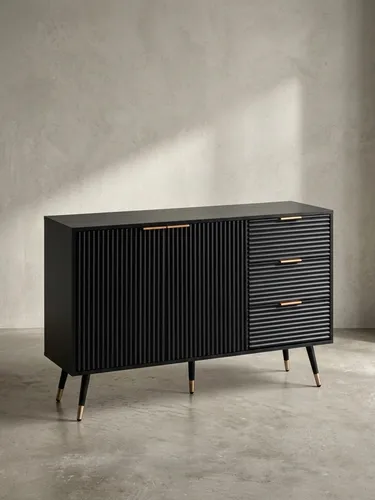 Schwarzes Sideboard 120x80x40 cm mit Eiche-Nachbildung - Moderne Kommode mit eleganten Lamellentüren und drei Schubladen, bietet viel Stauraum und eine großzügige Ablagefläche. Ideal für Wohnzimmer oder Flur, mit schützenden Anti-Rutsch-Noppen.
