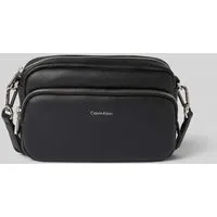 Calvin Klein Raised Umhängetasche 26 cm schwarz - Elegante Handtasche in Schwarz, ideal für den Alltag oder besondere Anlässe, bietet ausreichend Platz und stilvolles Design.