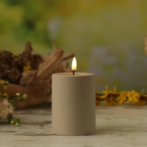 MARELIDA LED Kerze Outdoor DELUXE Homeart mit realistischer 3D Flamme Stumpenkerze Kunststoffkerze für Innen/Außen sand (D: 7,5cm - H: 10cm)