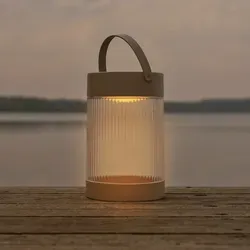 Nordlux Coupar Solar Tischlampe sandfarbig - Stylische Solar Tischlampe für Terrasse und Garten – tragbar, dimmbar in 3 Stufen und mit wetterfestem Design (IP44), aufladbar über Sonnenlicht oder USB-C.