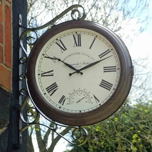 Outside-In Greenwich Wanduhr mit Thermometer - Wanduhr im britischen Kolonialstil mit integriertem Thermometer, ideal für Esszimmer, Flur oder Veranda und sorgt für stilvolle Zeit- und Temperaturanzeige.