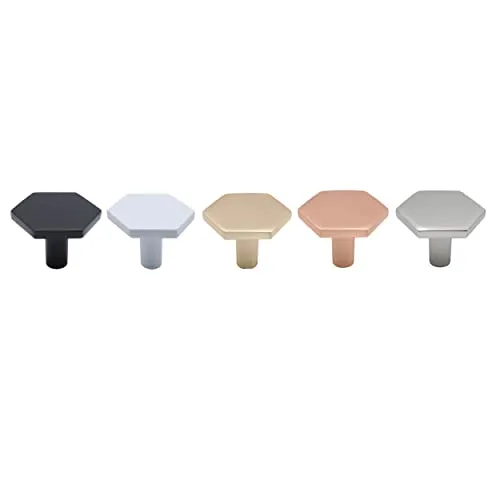 Natural Goods Berlin Möbelgriff HEXAGON - Gebürsteter Metallknopf für Schrank und Küche - Verschönere Deine Möbel mit dem modernen HEXAGON Möbelgriff. Ideal für Schränke, Kommoden und Küchenfronten. Hochwertige Verarbeitung, rostfrei und einfach zu montieren – für ein stilvolles Zuhause.