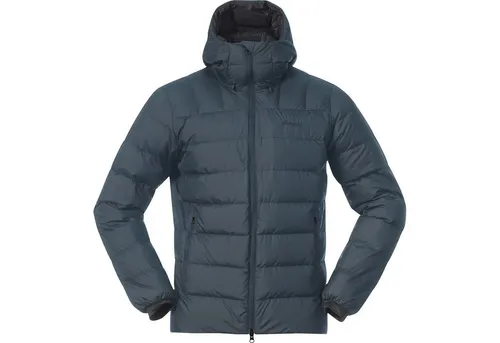 Bergans Lava Medium Daunenjacke mit Kapuze für Herren - Die Bergans Lava Medium Daunenjacke vereint Leichtigkeit mit hervorragender Isolierung. Aus recycelten Materialien gefertigt, bietet sie Wärme und schützt optimal vor Wind. Ideal für winterliche Abenteuer!