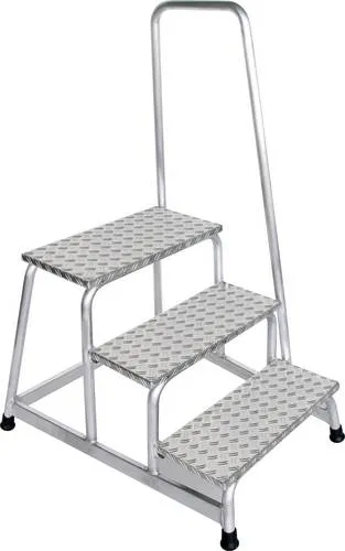 MUNK Montagetritt mit Handlauf 50043 alu - 3 Stufen, H: 60 cm - Leiter mit 3 Stufen und Handlauf für sicheres Arbeiten in Höhen bis 2,6 m. Robuste Aluminiumkonstruktion, rutschhemmend und Made in Germany. Maximale Belastbarkeit von 150 kg.