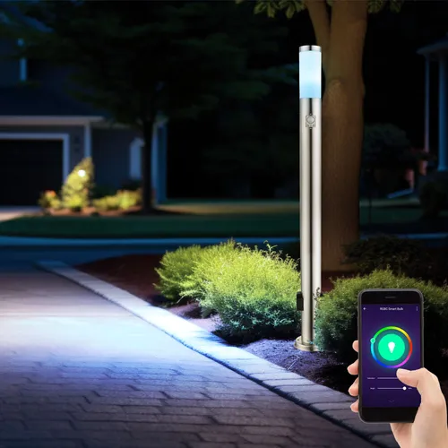 Stehleuchte mit Bewegungsmelder und App Steuerung - Edelstahl Außenleuchte mit beweglichem Sensor, 2 Außensteckdosen und Smart RGB LED, ideal für den Außenbereich und bequem per App steuerbar.