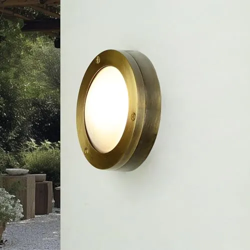 Licht-Erlebnisse Wandleuchte Messing rund IP64 - Maritim klein für Außen - Hochwertige Außenwandleuchte aus rostfreiem Massivmessing, ideal für Terrasse, Balkon oder Hauswand. Witterungsbeständig mit IP64-Schutz und dekorativem Riffelglas.