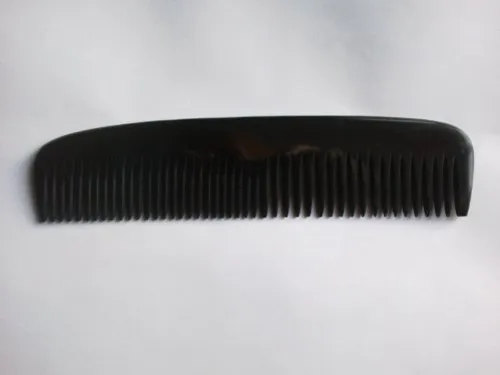 Kost Kamm Styling Horn Frisierkamm 19 cm - Unikat aus indischem Wasserbüffelhorn - Haarkämme mit sorgfältig abgerundeten Zahnspitzen für sanftes Kämmen und Kopfhautmassage. Jedes Stück ist ein einzigartiges Unikat in verschiedenen Farben.