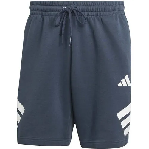ADIDAS Herren Shorts Future Icons 3-Streifen - Sportliche Hosen mit auffälligen 3-Streifen für einen modernen Look. Das weiche Material sorgt für hohen Tragekomfort – perfekt für lässige Outfits oder entspannte Tage.