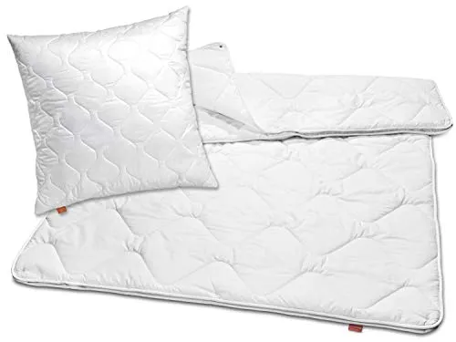 sleepling 4 Jahreszeiten Bettdecke 155x220 mit Kissen 80x80 - 2-teiliges Bettenset aus ultrasoftem Mikrofaser-Material, ideal für Allergiker. Waschbar bis 60 Grad, pflegeleicht und für ganzjährige Nutzung geeignet. Hochwertige Verarbeitung mit individueller Anpassungsmöglichkeit durch Reißverschluss.